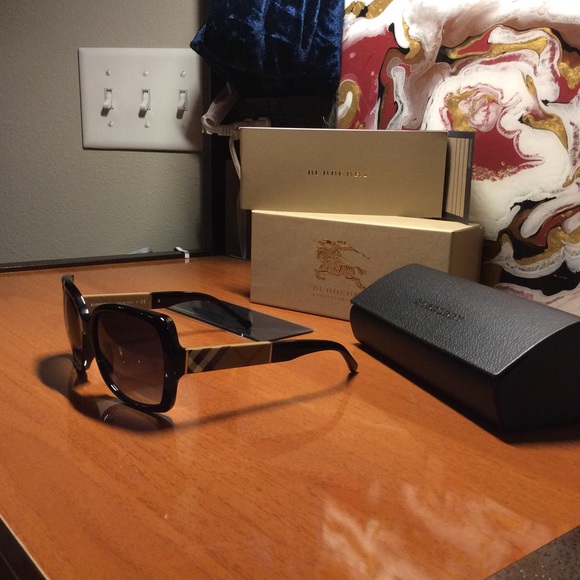 NWT Authentic Womens Burberry Square Sunglasses - Picture 2 of 6